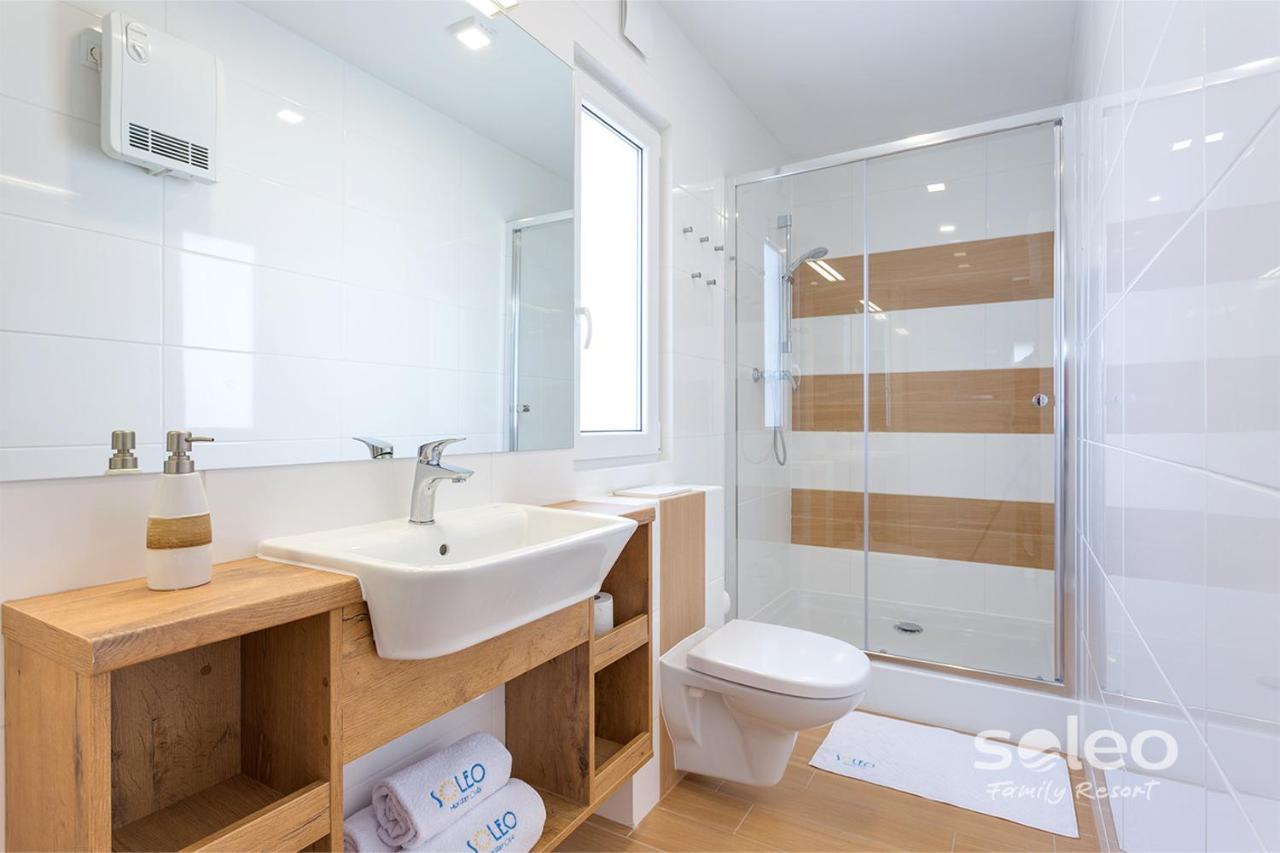 Soleo Family Resort - Domki 3 Min Od Morza - 3 Baseny, 4 Jacuzzi, Sauna, Animacje, Malpi Gaj, 3 Sale Zabaw, 4 Place Zabaw, 2 Restauracje Rewal Eksteriør bilde
