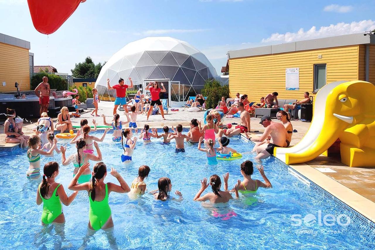 Soleo Family Resort - Domki 3 Min Od Morza - 3 Baseny, 4 Jacuzzi, Sauna, Animacje, Malpi Gaj, 3 Sale Zabaw, 4 Place Zabaw, 2 Restauracje Rewal Eksteriør bilde